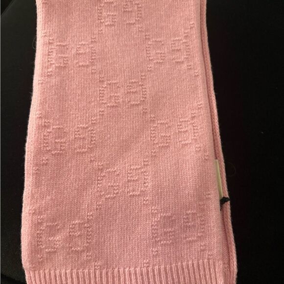 Brand new with tags and box Gucci Pink Knit Scarf fits women’s small - Picture 1 of 3